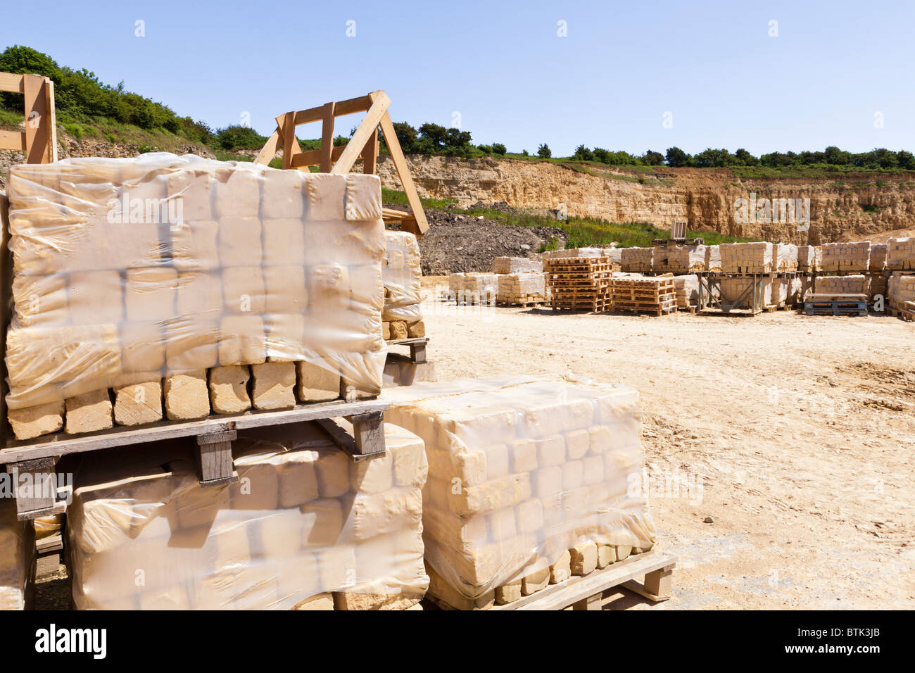 Cotswold oolitic limestone cut in blocks and made into packs of facing stone in the Cotswold Hill Quarry, Ford, Gloucestershire Stock Photo
