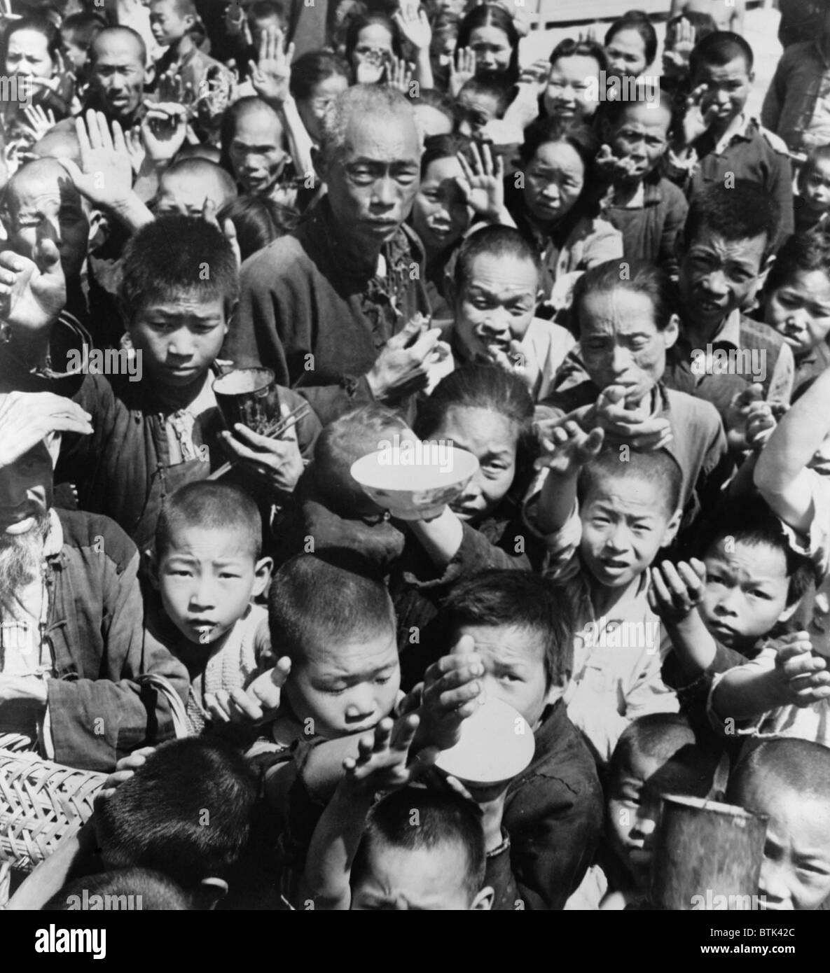 group-of-children-and-adults-begging-for-food-in-the-hunan-province-BTK42C.jpg