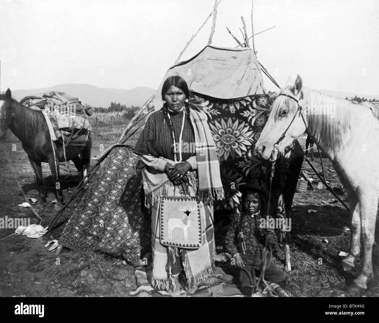 I-ah-to-tonah, or Little Woman Mountain, and son A-last-Sauked, or Looking-away-off, Nez Perce, ca. 1909 Stock Photo