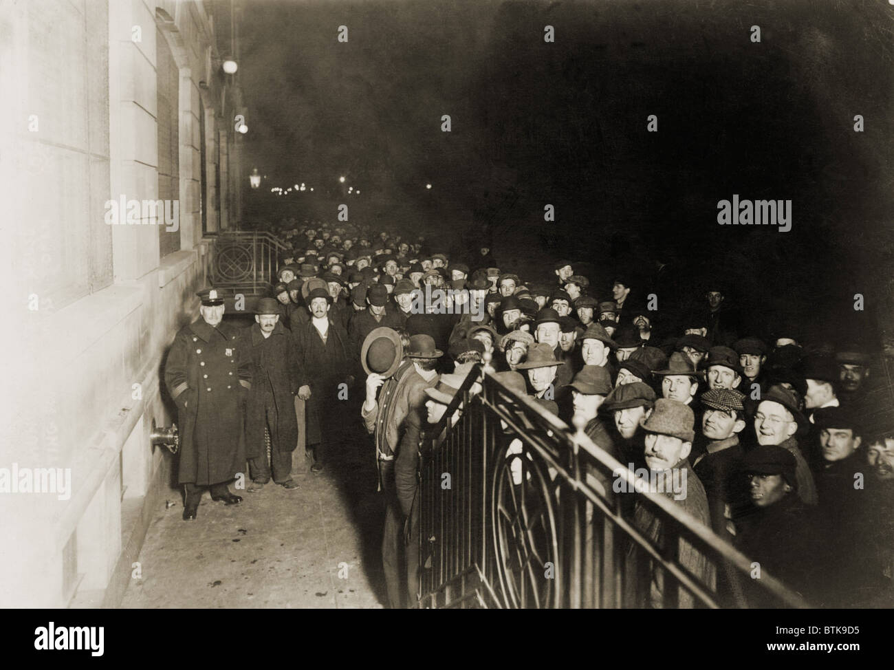 Crowd of men outside the Municipal Lodging House, waiting for the doors to open in January 1914. The 1910 census listed residents who had lost their jobs as porters, laborers, bakers and a lithographer. Most were native-born males 30 to 60 years old. Stock Photo