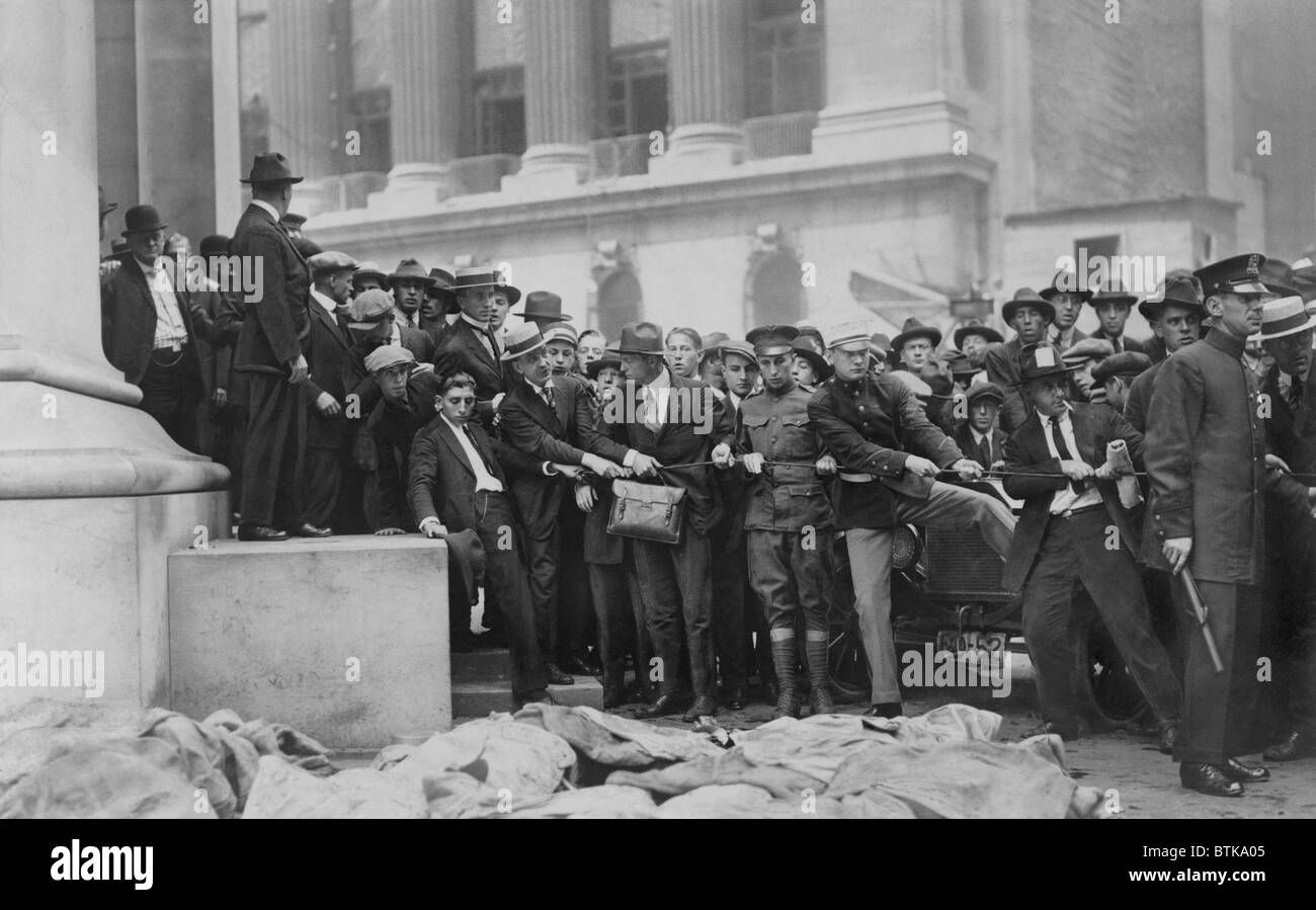 The Wall Street Bombing. Soldiers and police form a line at door of the Morgan Bank while bodies of the victims, covered with debris, are lying in the foreground. Wall Street, in front of the Sub Treasury (Federal Hall). Sept. 16, 1920. Stock Photo