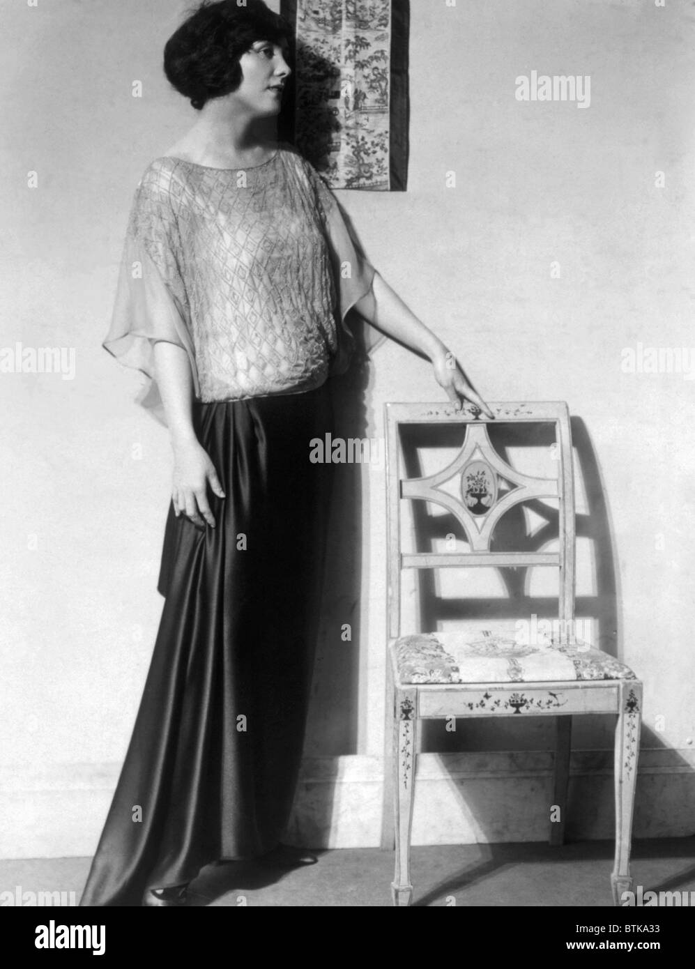 Dinner gown with black skirt and chiffon blouse, 1922. Photo: Courtesy Everett Collection Stock Photo