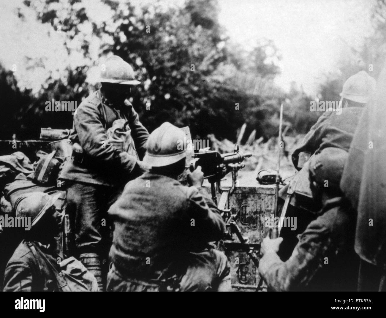 World War I. Italian machine gunners barring the Fassalte Road in Italy, official Italian war photograph, 1918 Stock Photo