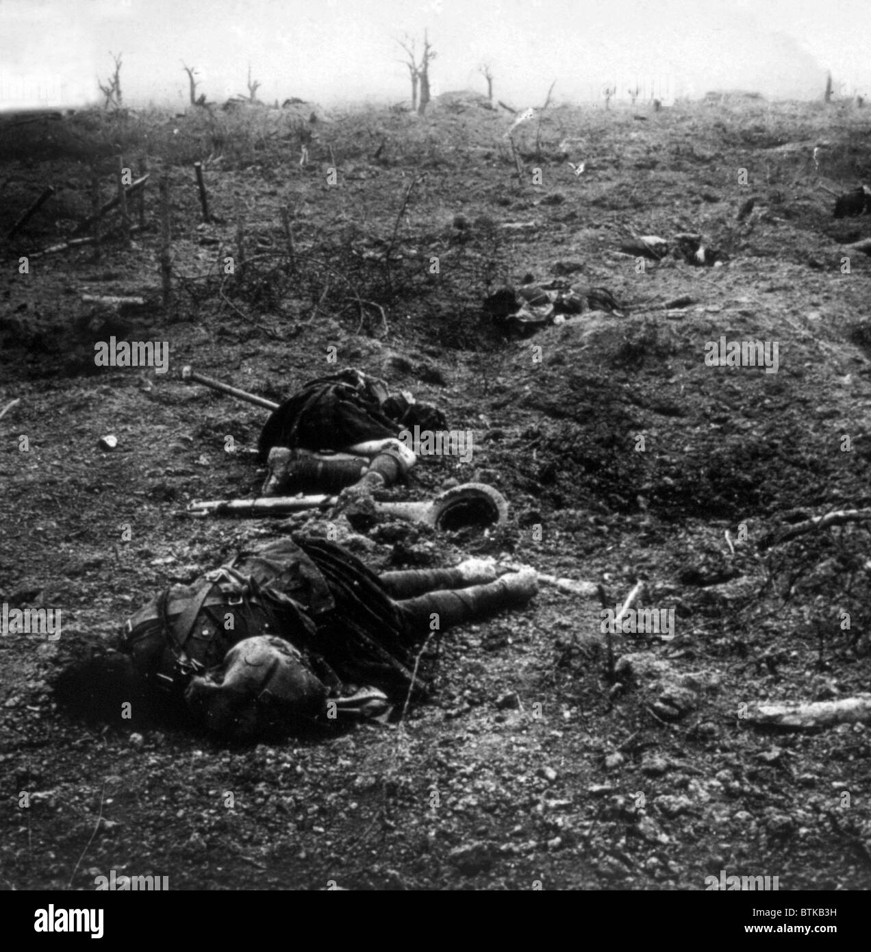 World War I, dead Scottish soldiers lie on Flanders fields in France, ca. 1914 Stock Photo