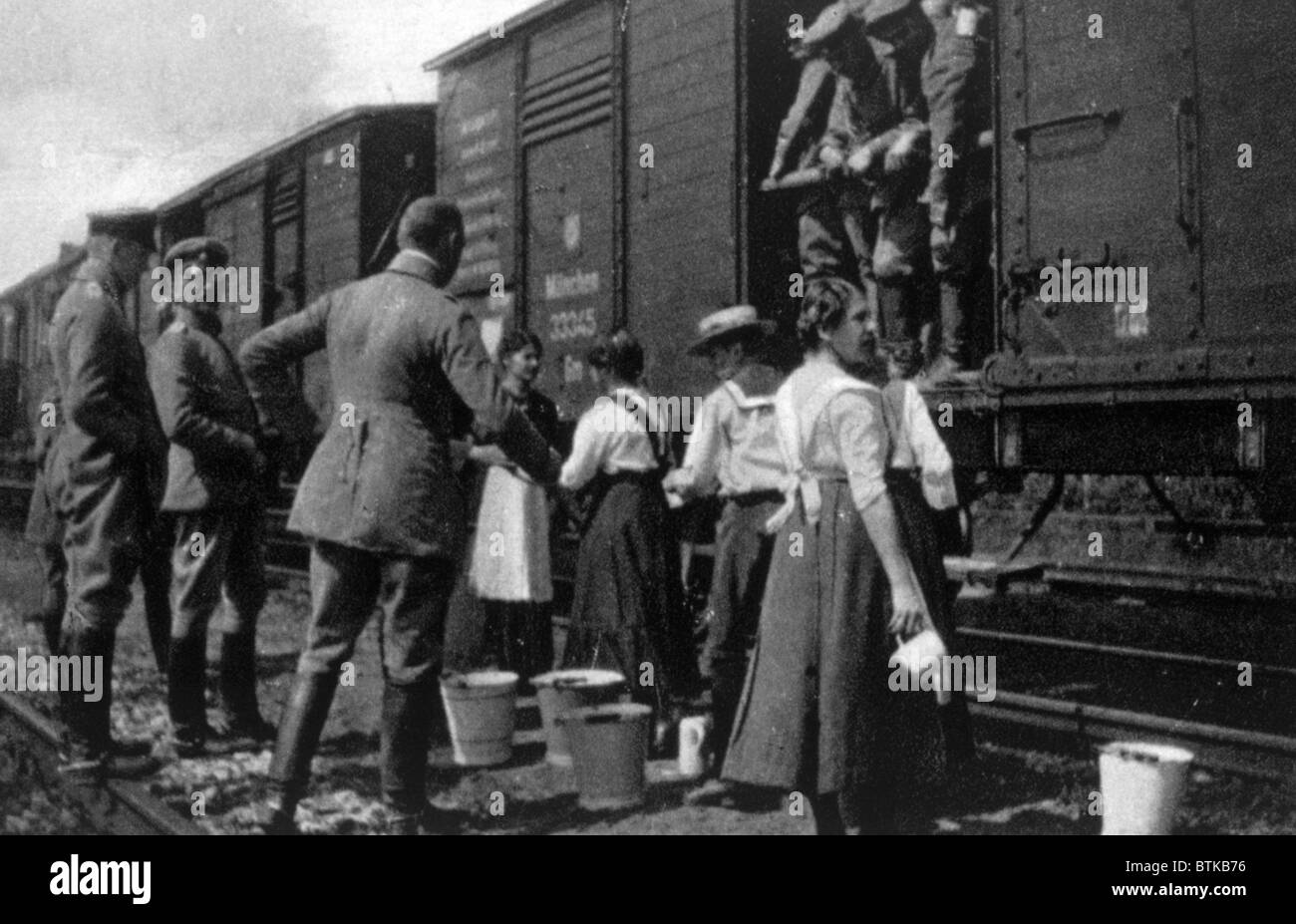 World War I, women delivering food to soldiers on a German troop train, 1916 Stock Photo