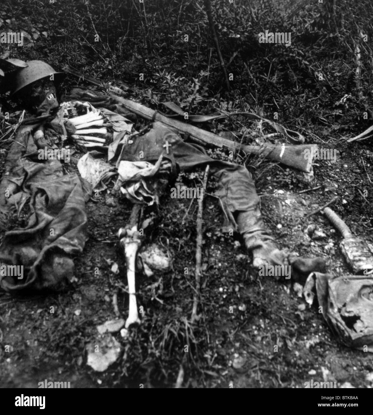 World War I, the remains of an English soldier in No Man's Land, Chemin des Dames, north of Soissons, 1917 Stock Photo