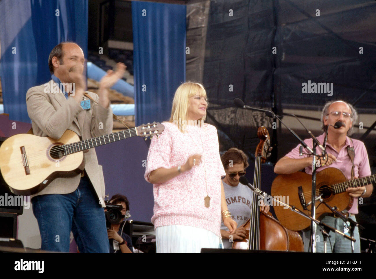 Peter Paul and Mary (from left) Paul Stookey, Mary Travers, Peter Yarrow at the concert for  Amnesty International, Giant Stadiu Stock Photo
