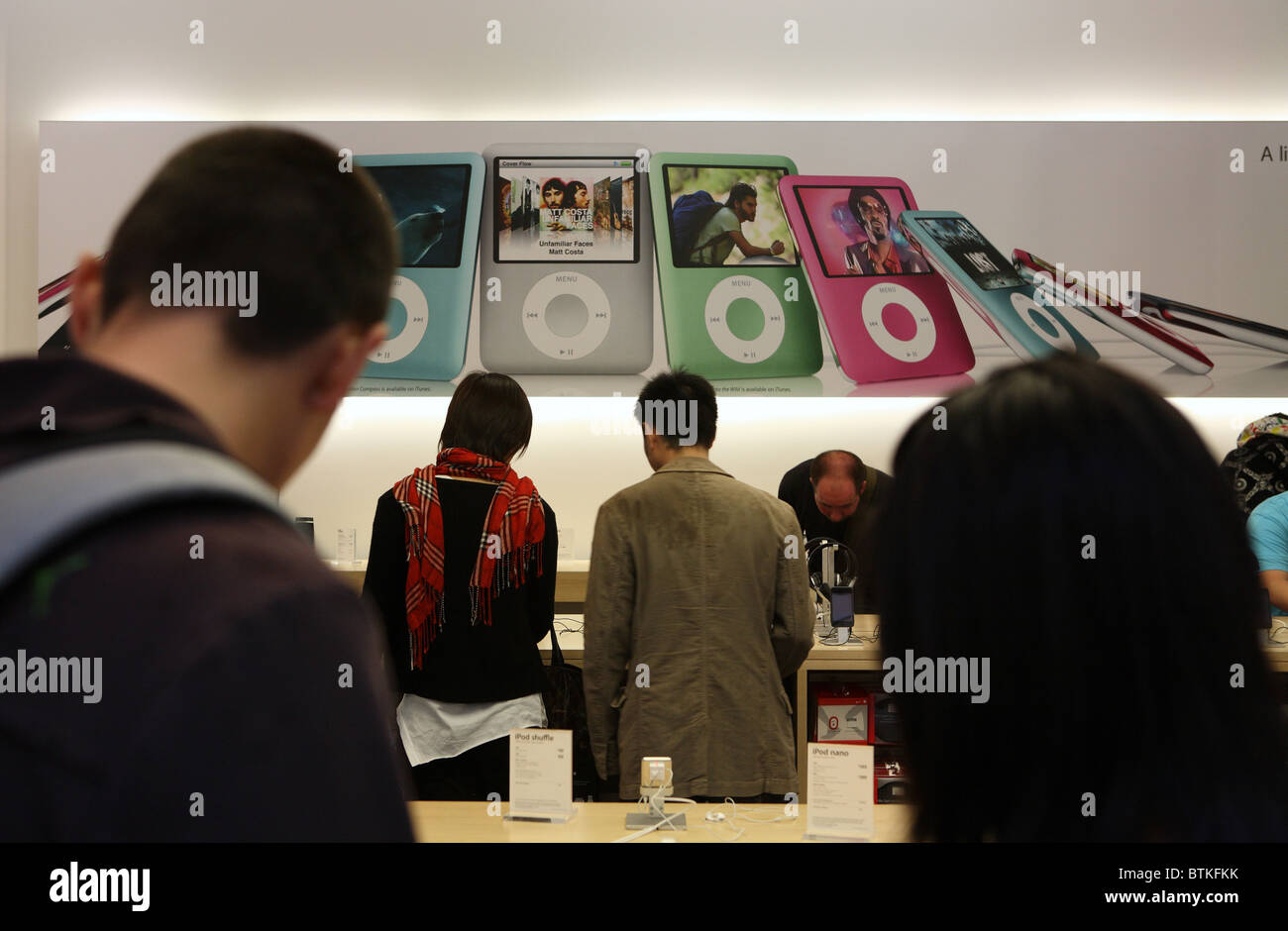 Technology enthusiasts in an Apple Store, New York City, USA Stock Photo