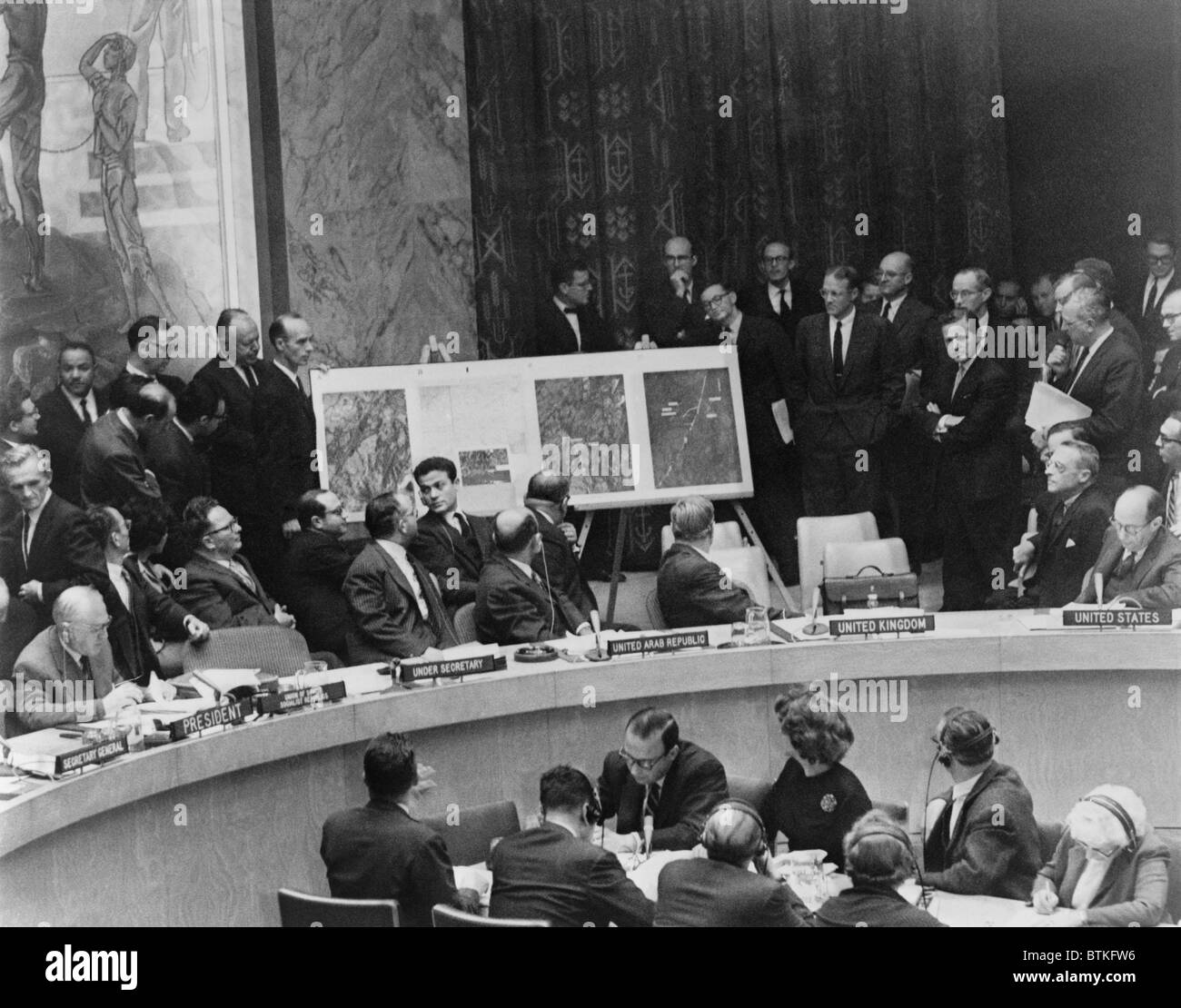 Adlai Stevenson describes location of missile sites in Cuba using aerial photographs during a United Nations Security Council meeting in New York. October 25, 1962. Stock Photo