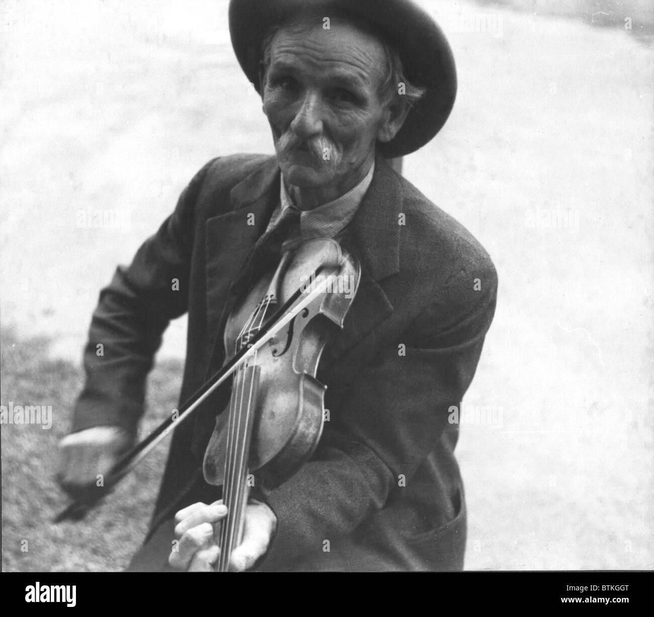 Fiddlin' Bill Henseley, mountain fiddler, at the Asheville, North Carolina Music festival. 1937 photo by Ben Shahn. Stock Photo