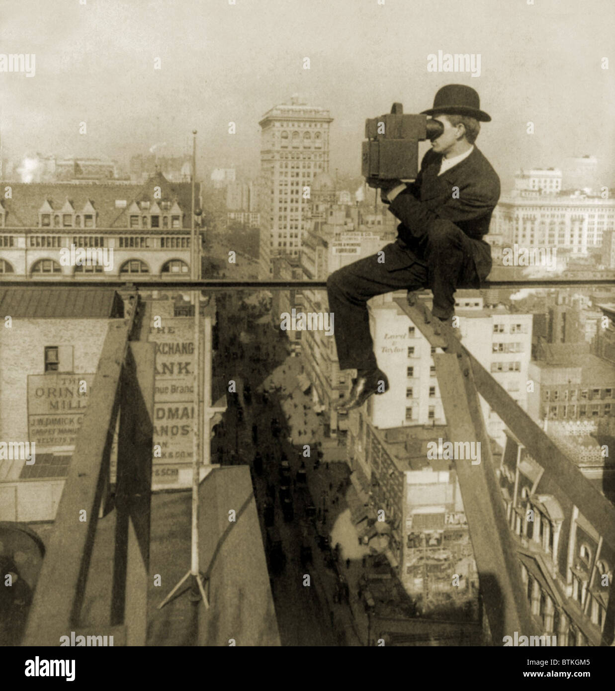 Photographer perched on slender beam 18 stories above pavement of Fifth ...