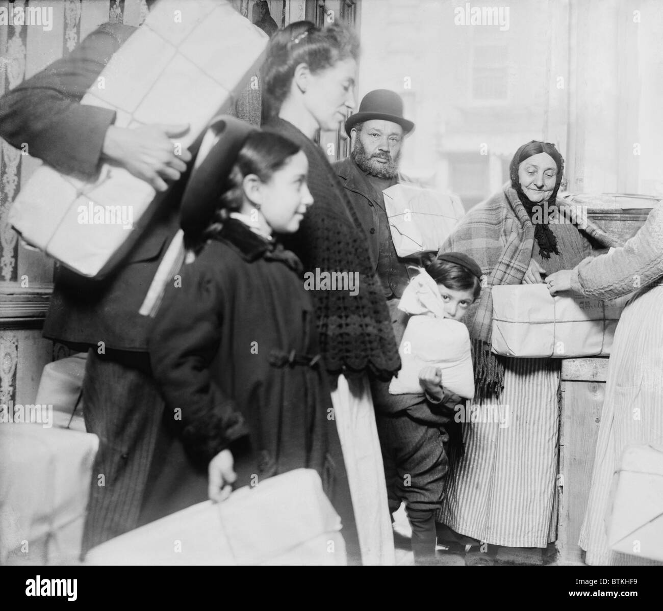 Passover matzo were given to poor Jewish people in New York City. Jewish communities established mutual-aid societies to aid the poor in their neighborhoods. April 1908 Stock Photo