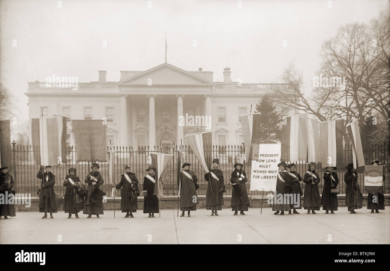National Women's Party demonstration in front of the White House in 1918. The banner protests Wilson's failure to support women's suffrage. Stock Photo
