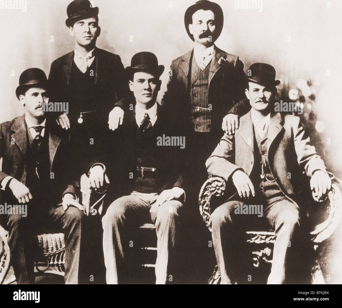 Butch Cassidy's Wild Bunch gang of train robbers in portrait taken in Fort Worth, Texas in 1901. Left to right, seated: Harry A. Longabaugh, alias the Sundance Kid, Ben Kilpatrick, alias the Tall Texan, Robert Leroy Parker, alias Butch Cassidy. Standing- Will Carver, alias News Carver and Harvey Logan, alias Kid Curry. Paul Neuman and Robert Redford starred in the 1967 film, BUTCH CASSIDY AND THE SUNDANCE KID. Stock Photo