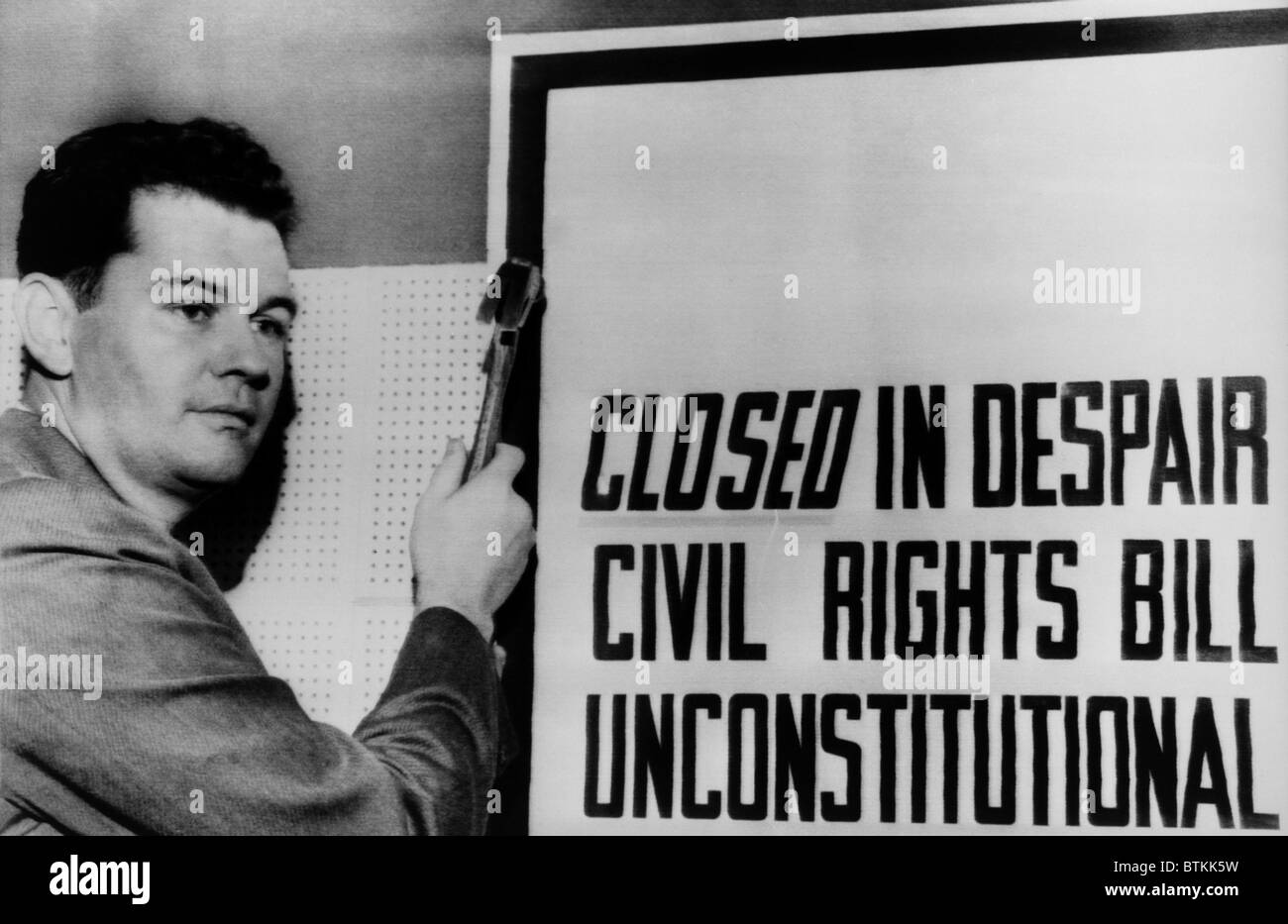 Sid Kelly of Jackson, Mississippi, nails up 'Closed-In despair-Civil Rights Bill unconstitutional' sign at Robert E. Lee Hotel, Stock Photo