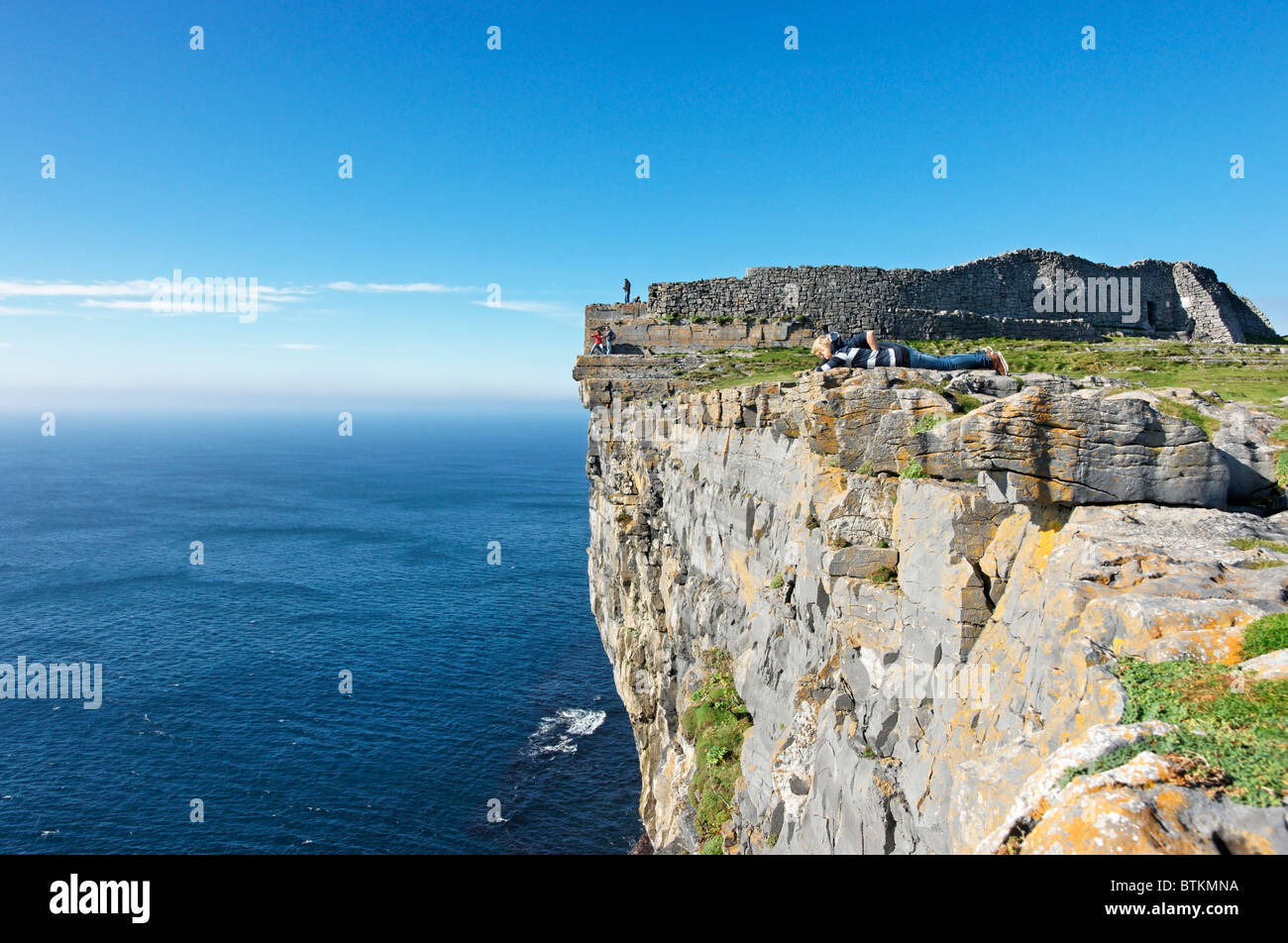 Bouwen graan Aannemelijk Dun Aengus, a cliff edge ring fort, Inishmore, Aran Islands, County Galway,  Connaught, Ireland. Tourists are in the image Stock Photo - Alamy