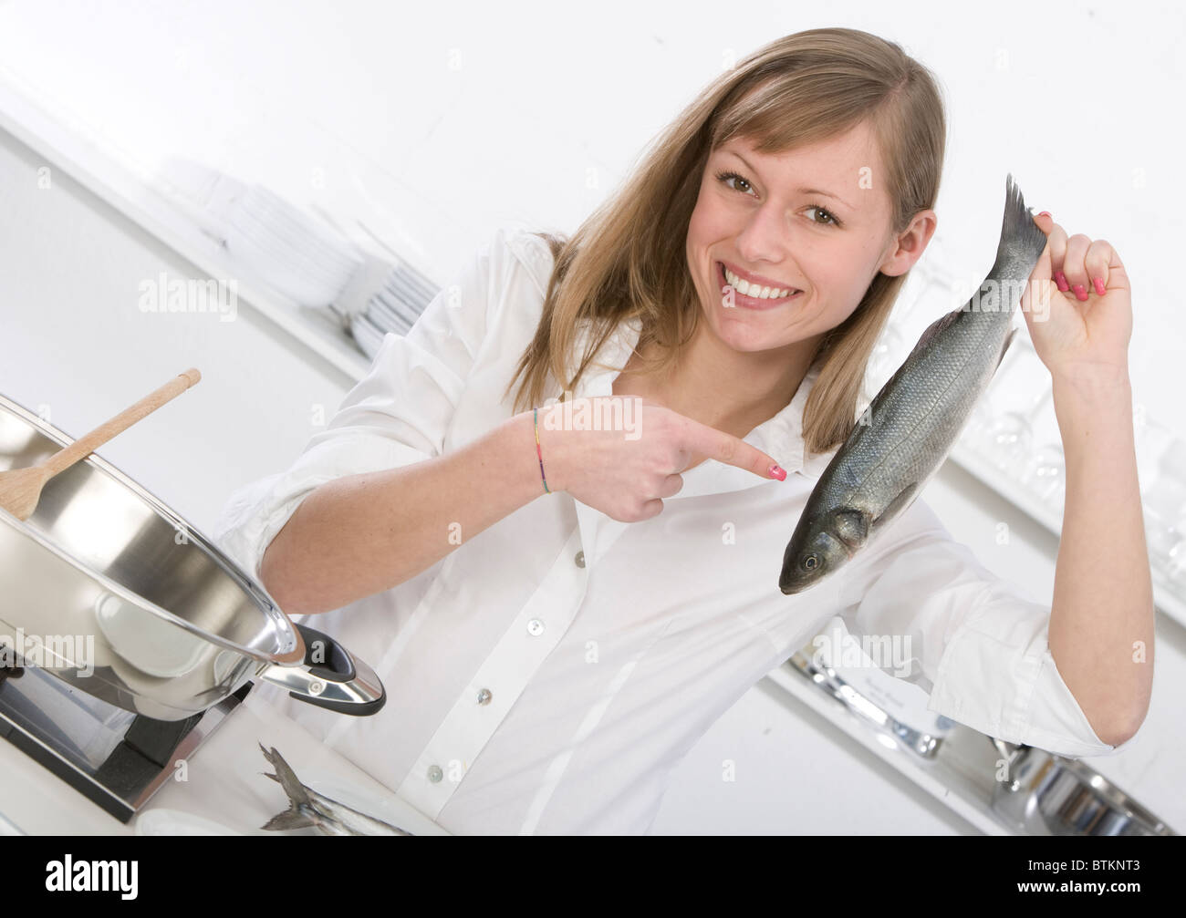 рыба целует. что едят рыбы. женщина ест рыбу. женщина ест рыбу. девушка с рыбой.