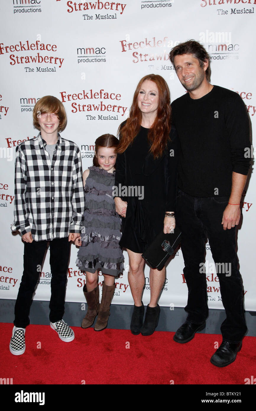 Julianne Moore, Bart Freundlich, and children Caleb and Liv Stock Photo