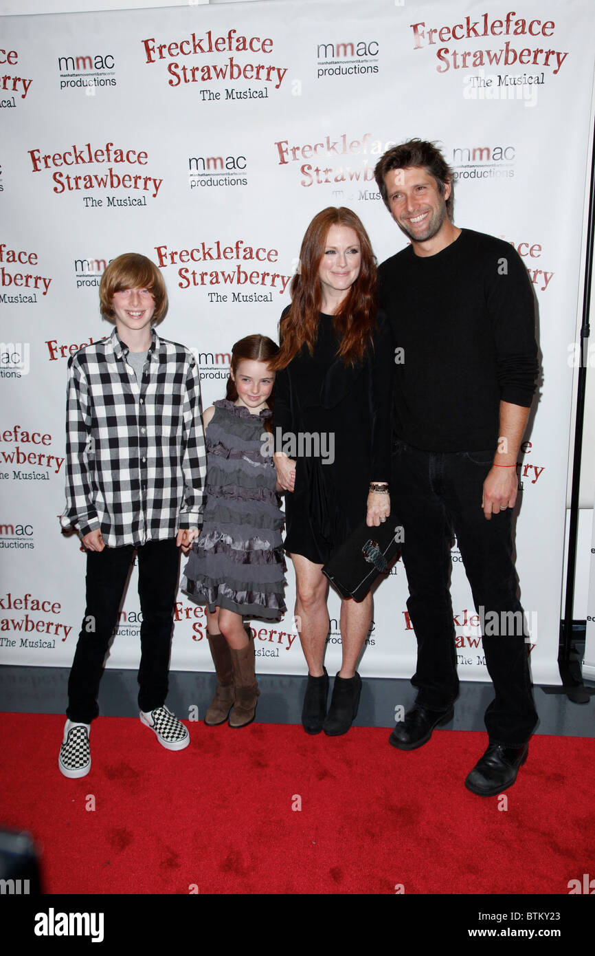 Julianne Moore, Bart Freundlich, and children Caleb and Liv Stock Photo