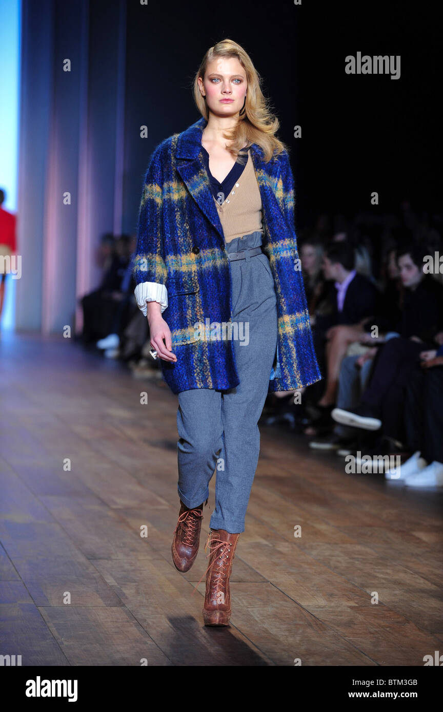 TOMMY HILFIGER Fall/Winter 2010 Collection Fashion Show Stock Photo - Alamy