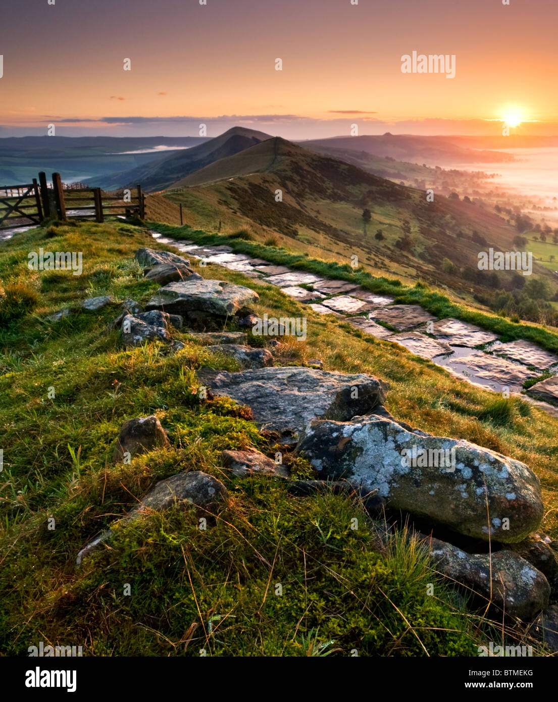 Sunrise Over The Great Ridge, Lose Hill & The Fog Filled Hope Valley, Peak District National Park, Derbyshire, England, UK Stock Photo