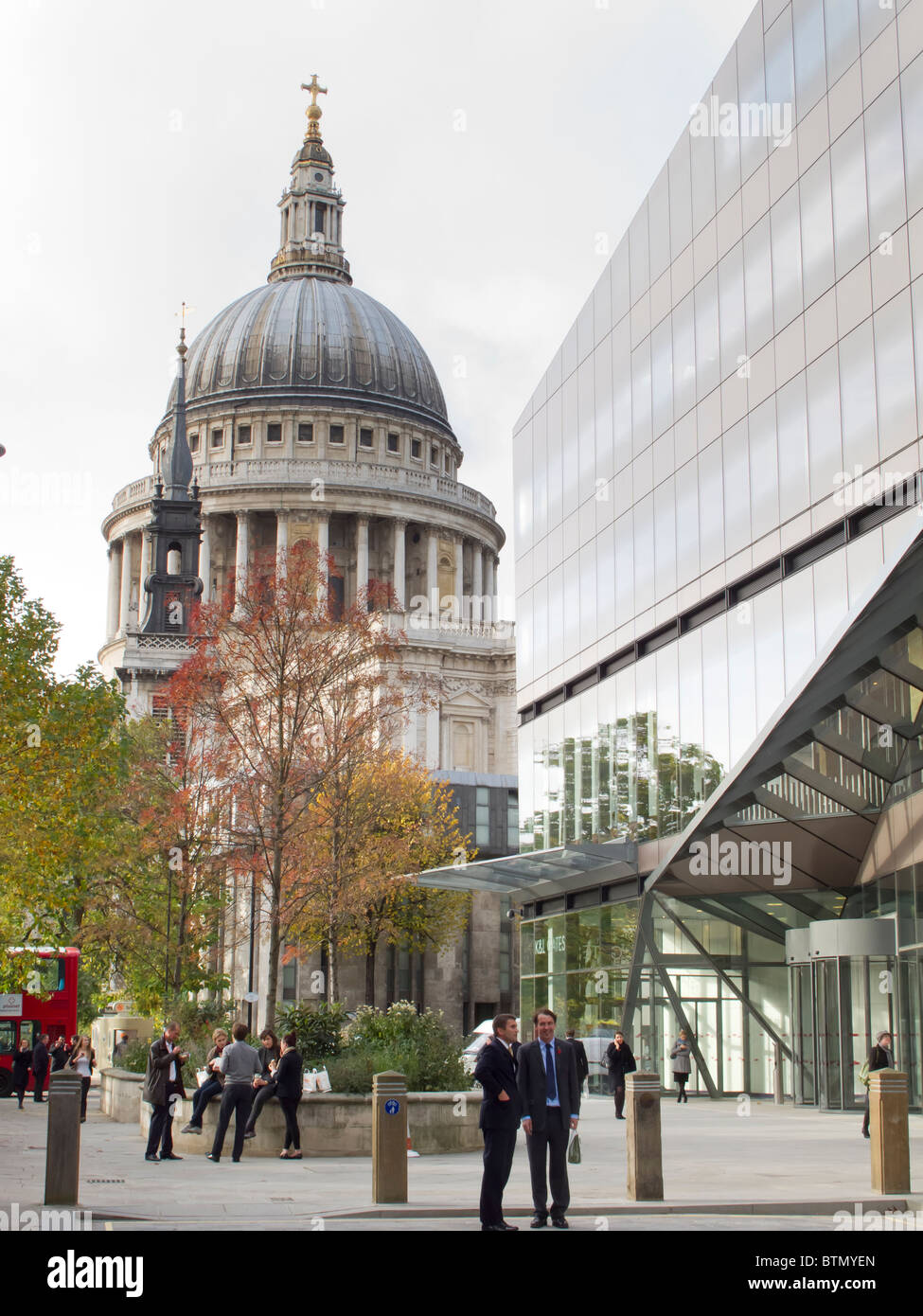 The One New Change shopping centre in London and Saint Pauls cathedral Stock Photo
