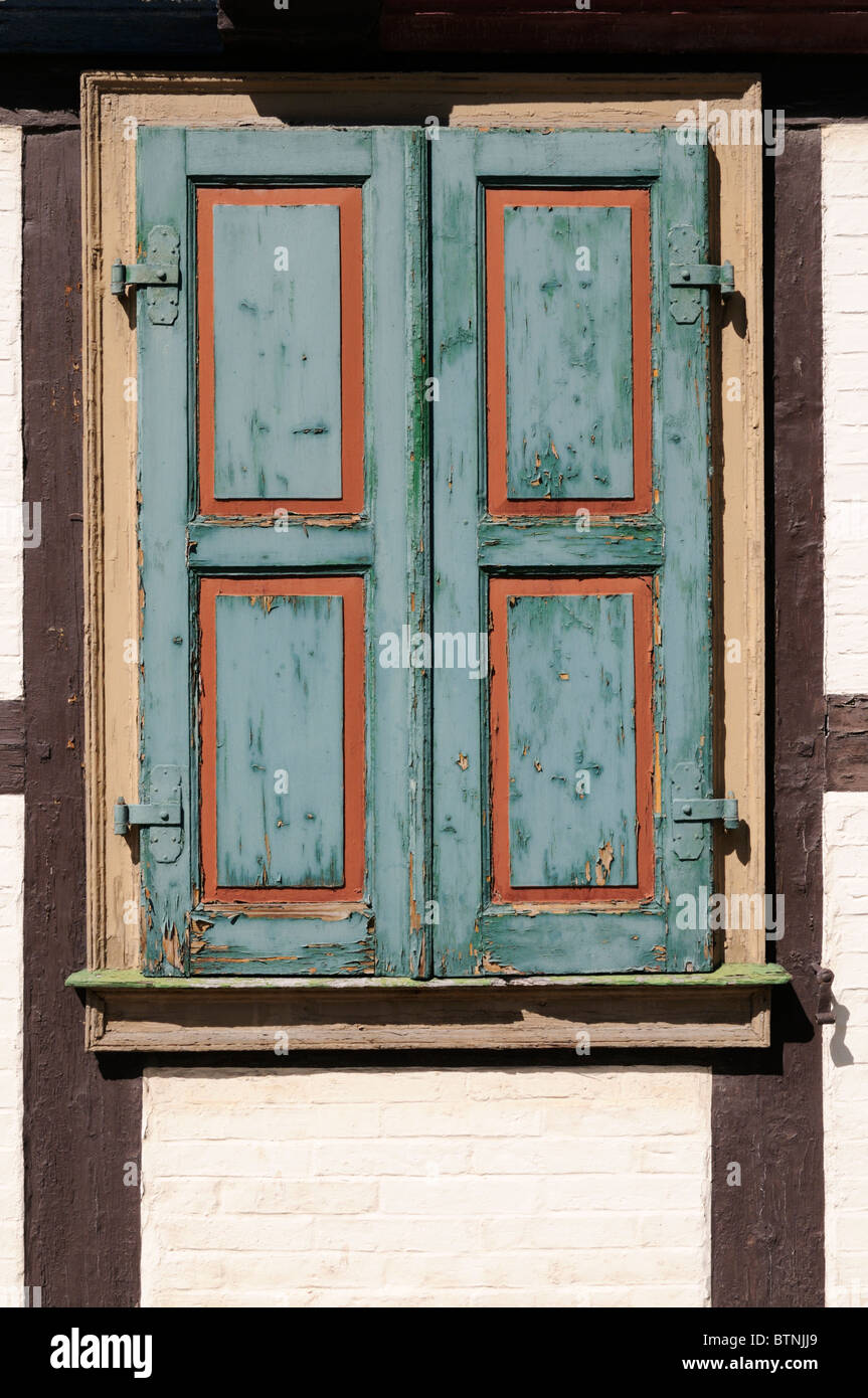 Ein alter Fensterladen in den Farben blau und braun. - An old window shutter in the colors colours blue and brown. Stock Photo