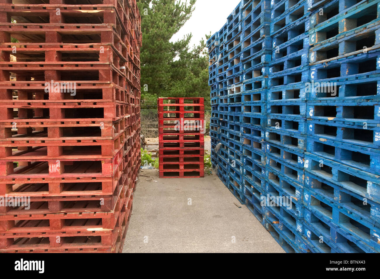 Red painted pallets hires stock photography and images Alamy