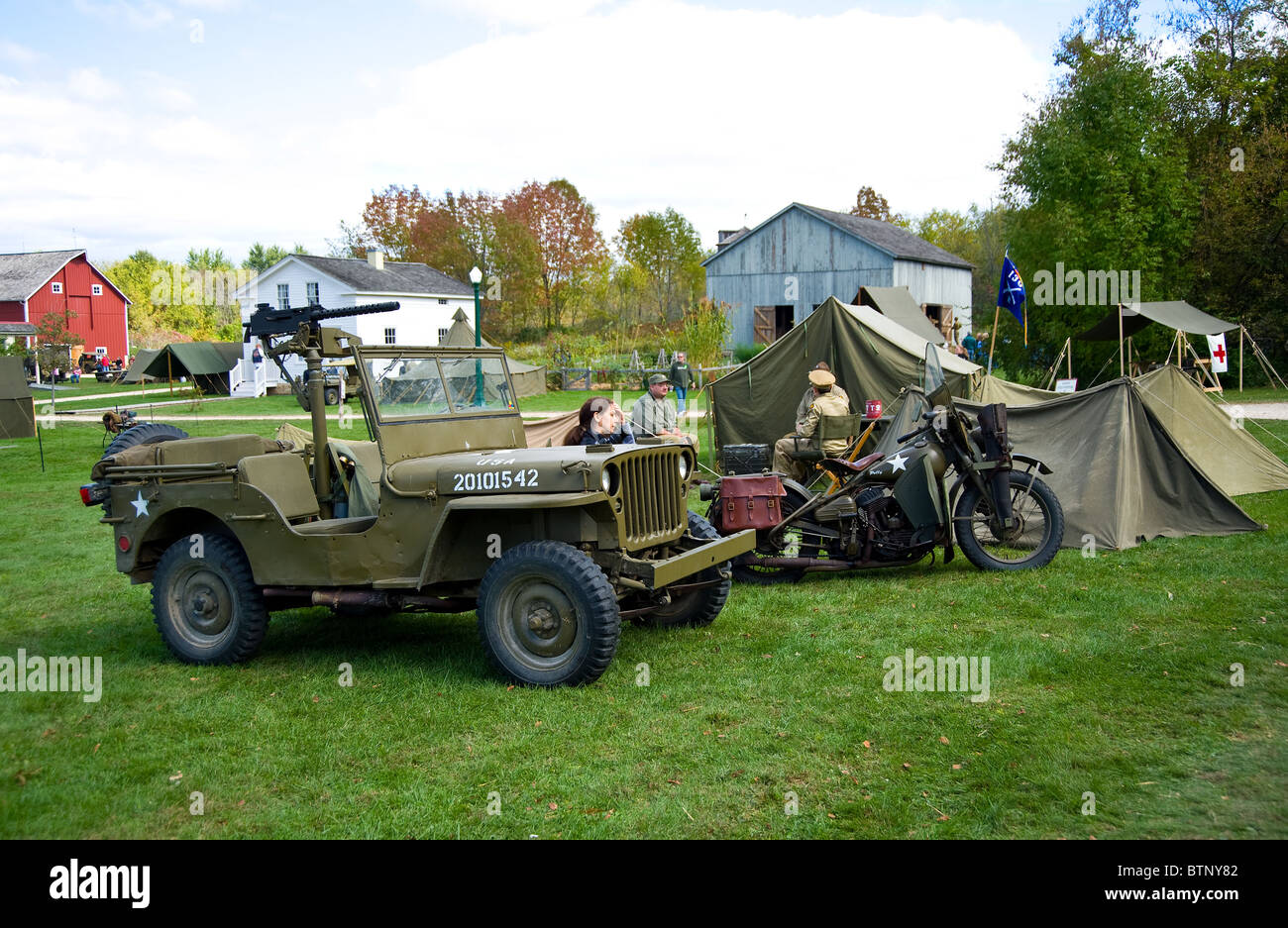 Jeep Willis military infantry vehicle soldiers tent world war time Stock Photo Alamy
