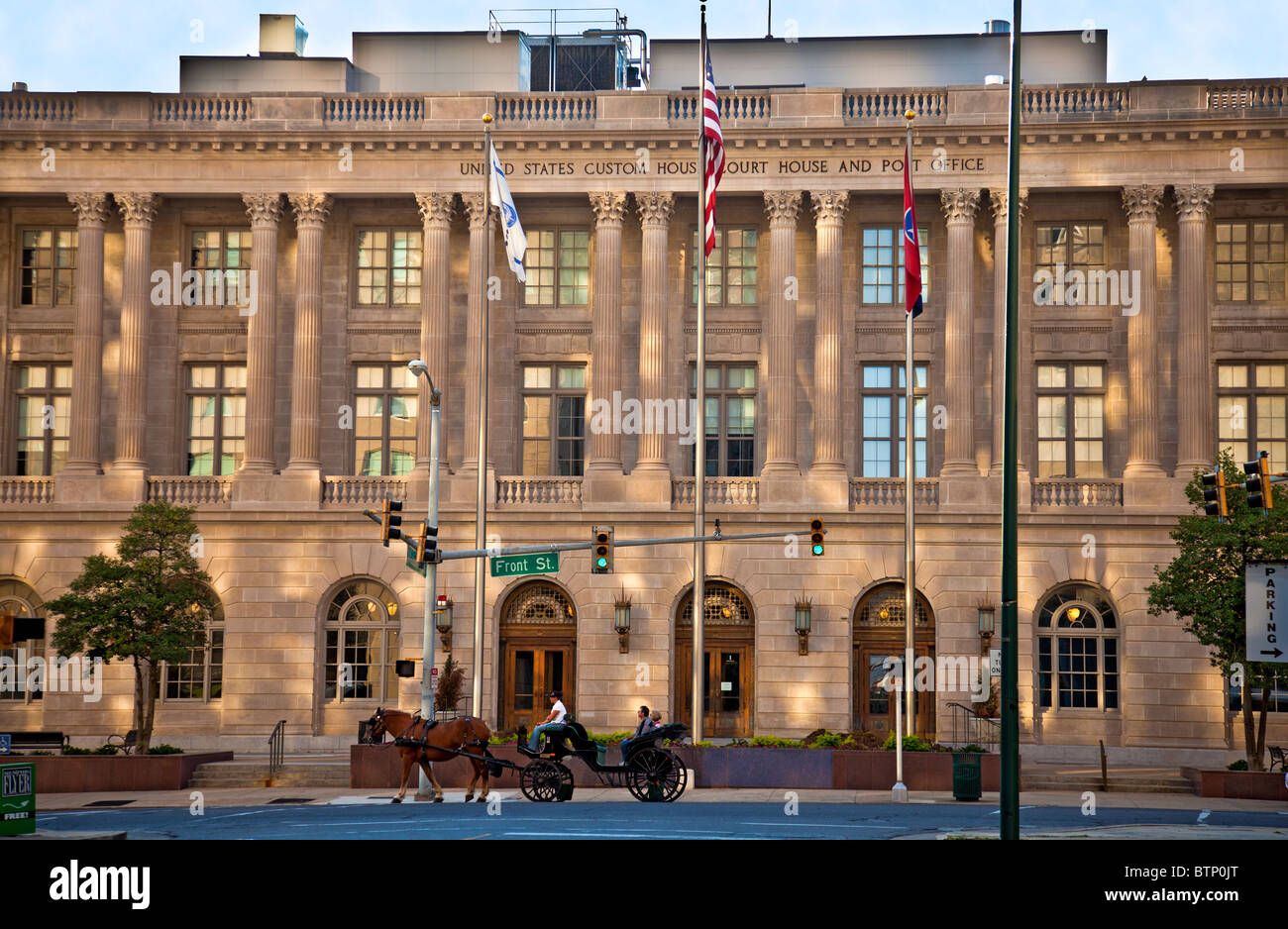 Tourists in a horse and carriage outside the former Custom House,  Courthouse and Post Office in downtown Memphis, Tennessee, USA Stock Photo  - Alamy