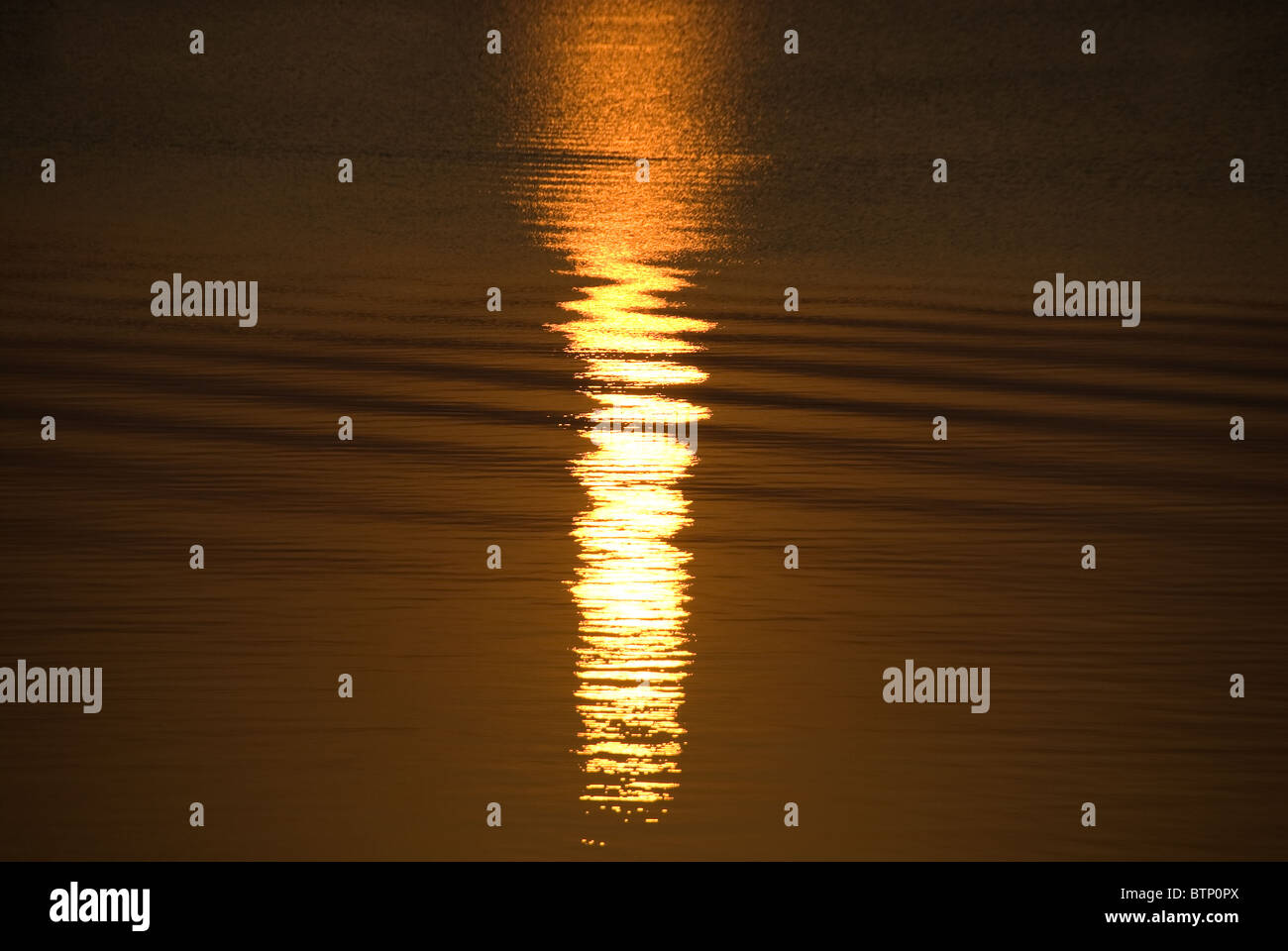 Sun Ripples Reflection of the sun on the ripples of water at sunset Stock Photo - Alamy