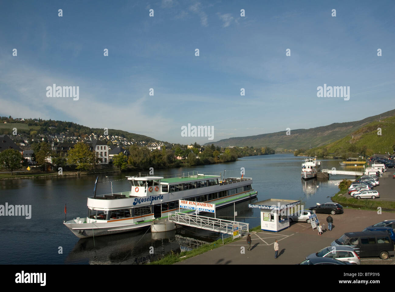 TOURIST BOATS BERTHED AT BERNKASTEL-KUES ON RIVER MOSEL WITH TOURISTS VISITING VINEYARDS Stock Photo
