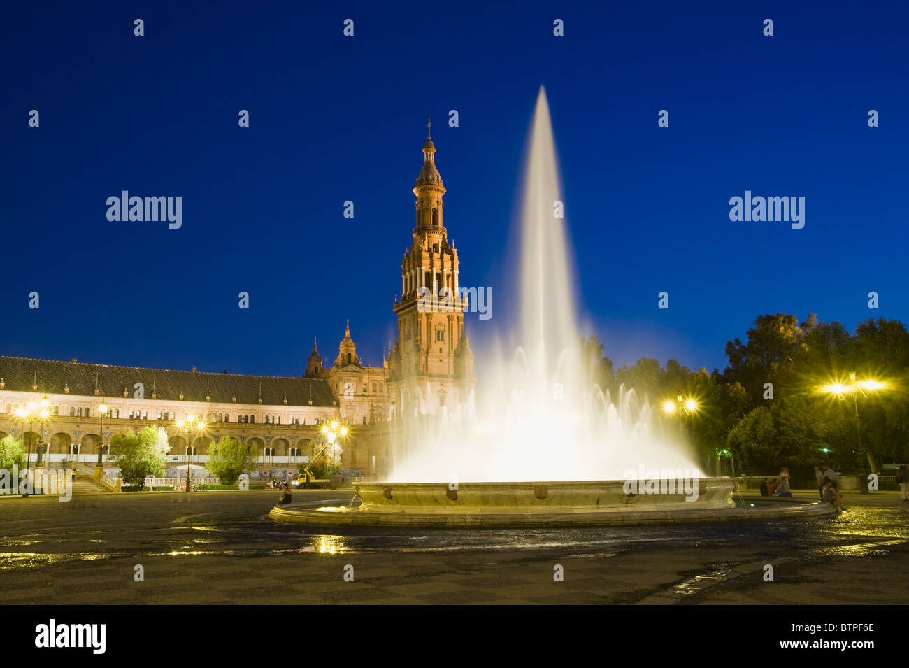 Plaza De Espana At Night Seville Andalucia Spain Stock Photo Alamy plaza-de-espana-at-night-seville-andalucia-spain-stock-photo-alamy