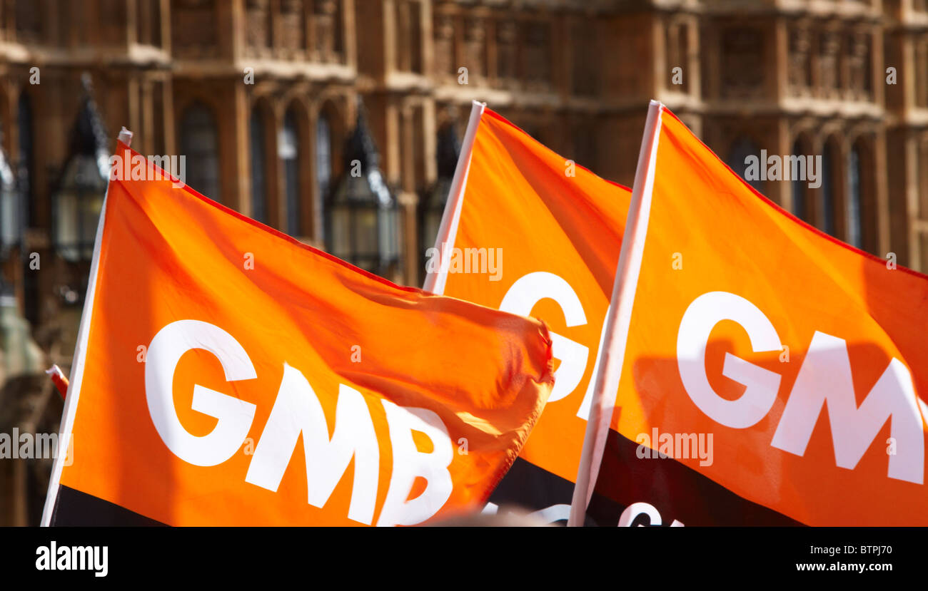 gmb-union-flags-outside-the-houses-of-parliament-BTPJ70.jpg
