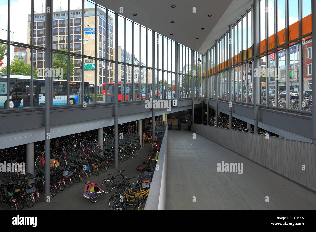Radstation, Fahrradparkhaus am Hauptbahnhof in Muenster, Westfalen,  Nordrhein-Westfalen Stock Photo - Alamy