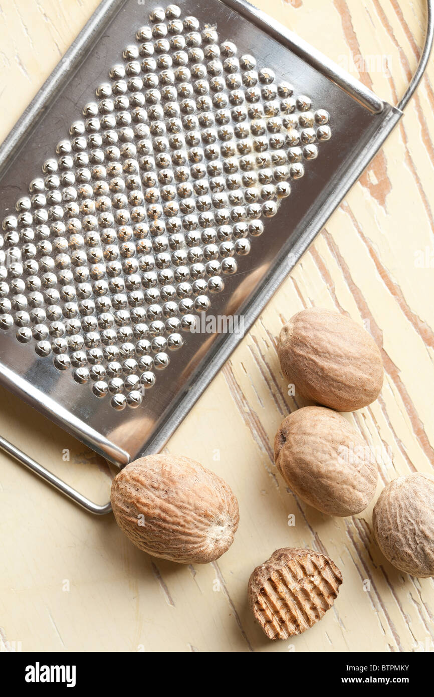 grind nutmeg with grinder Stock Photo Alamy
