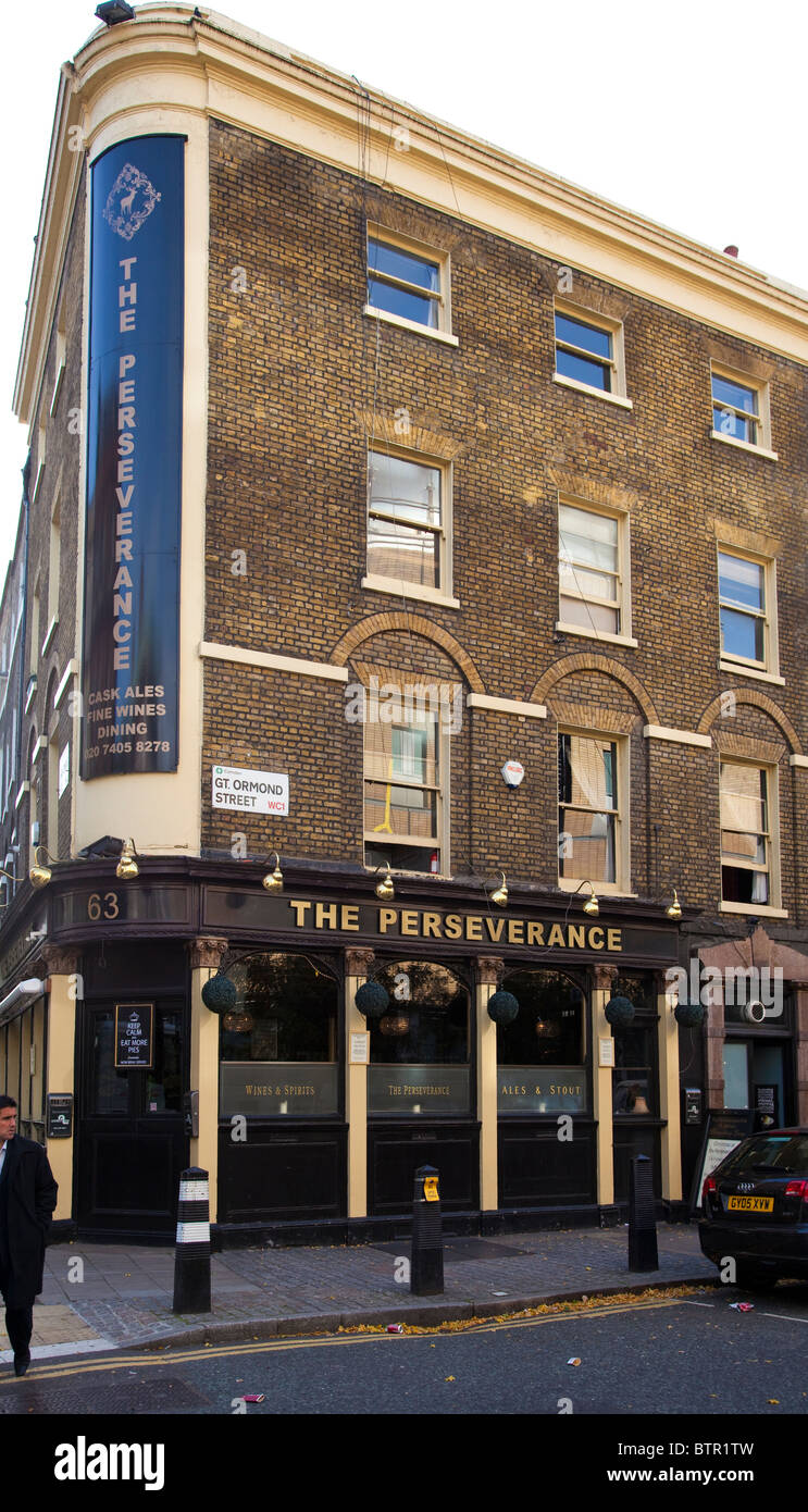 The Perseverance public house on the corner of Lamb's Conduit Street and Gt Ormond Street, London, WC1, UK Stock Photo