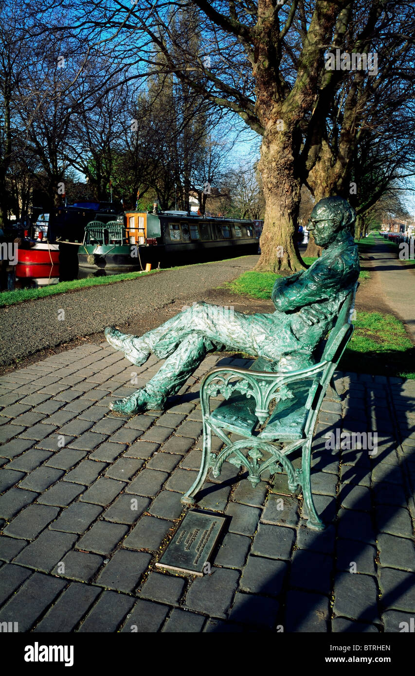 Grand Canal, Dublin, Ireland; Sculpture Of Patrick Kavanagh Stock Photo Alamy