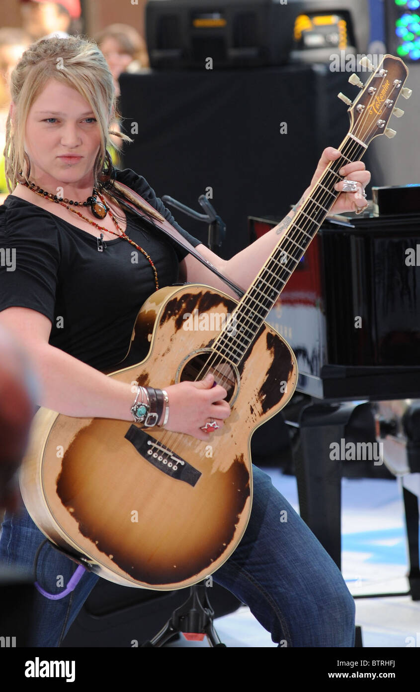 Nbc today show concert with american idol winner and runner up hires