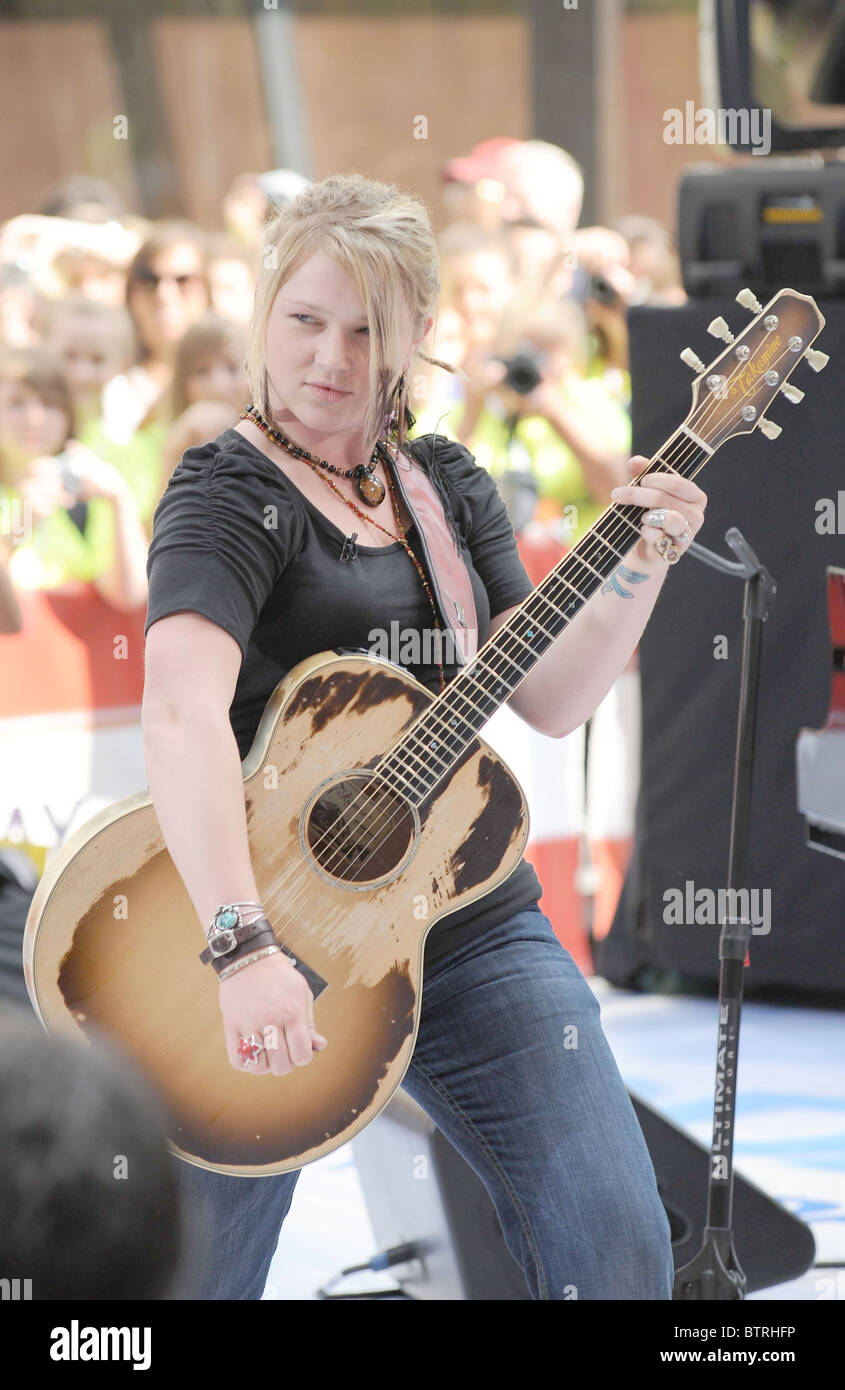 Nbc today show concert with american idol winner and runner up hires