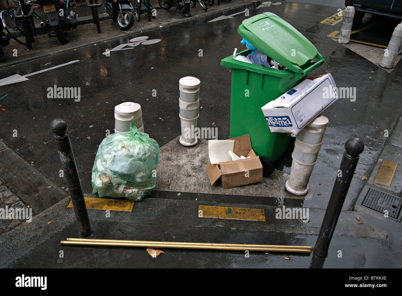 rubbish in paris france Stock Photo Alamy