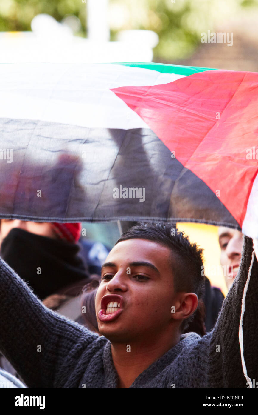 Counter demonstrators mock English Defence League members outside the Israeli embassy Stock Photo