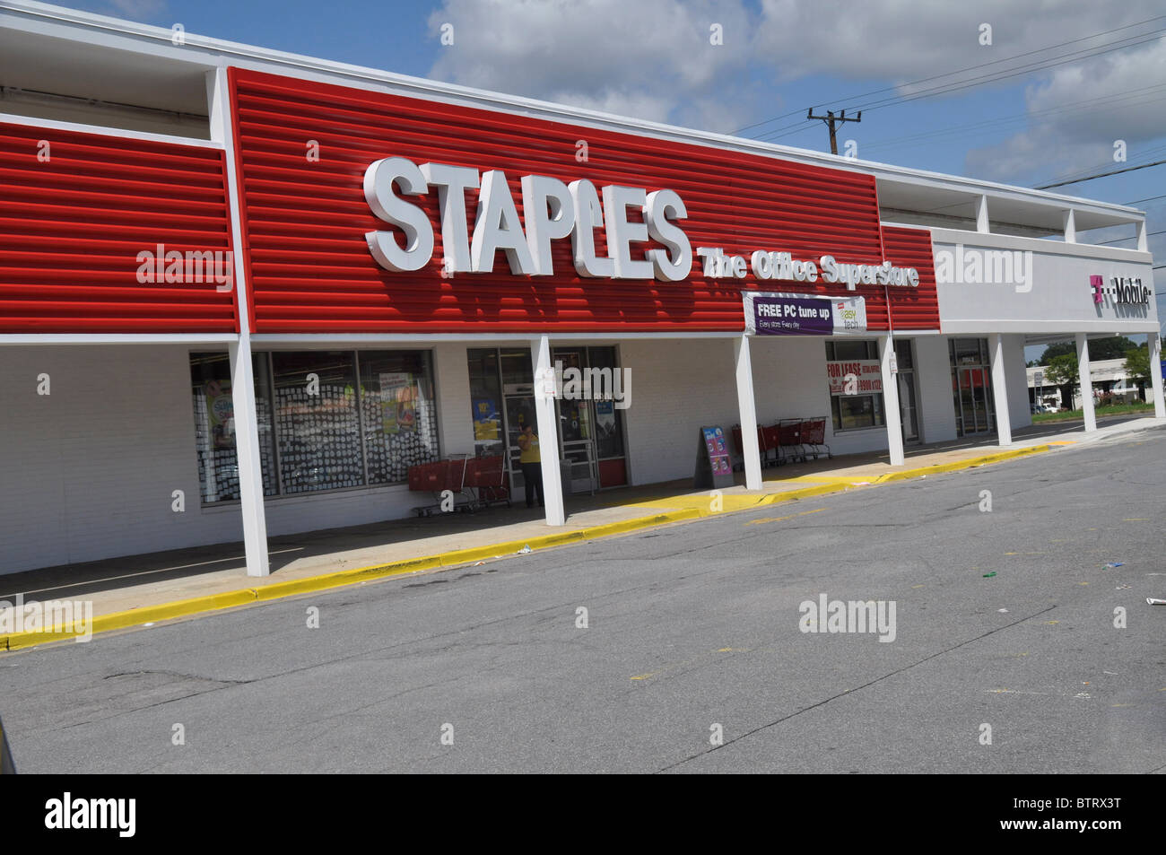 A Staples retail location in Maryland Stock Photo - Alamy