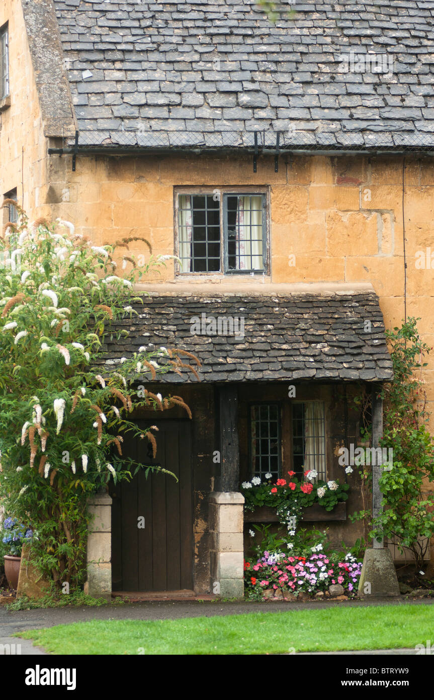 A quaint little cottage in the Cotswold town of Broadway, Worcs, UK Stock Photo