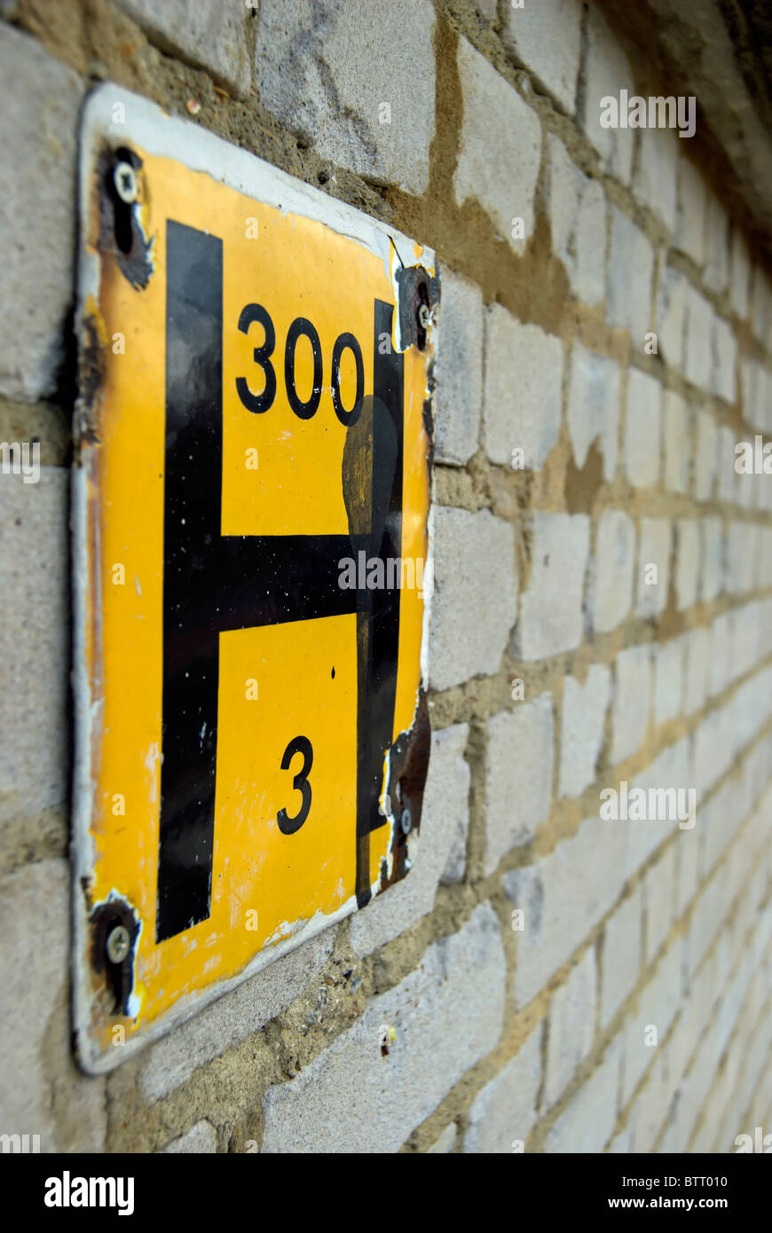 british fire hydrant sign fixed to a brick wall Stock Photo - Alamy