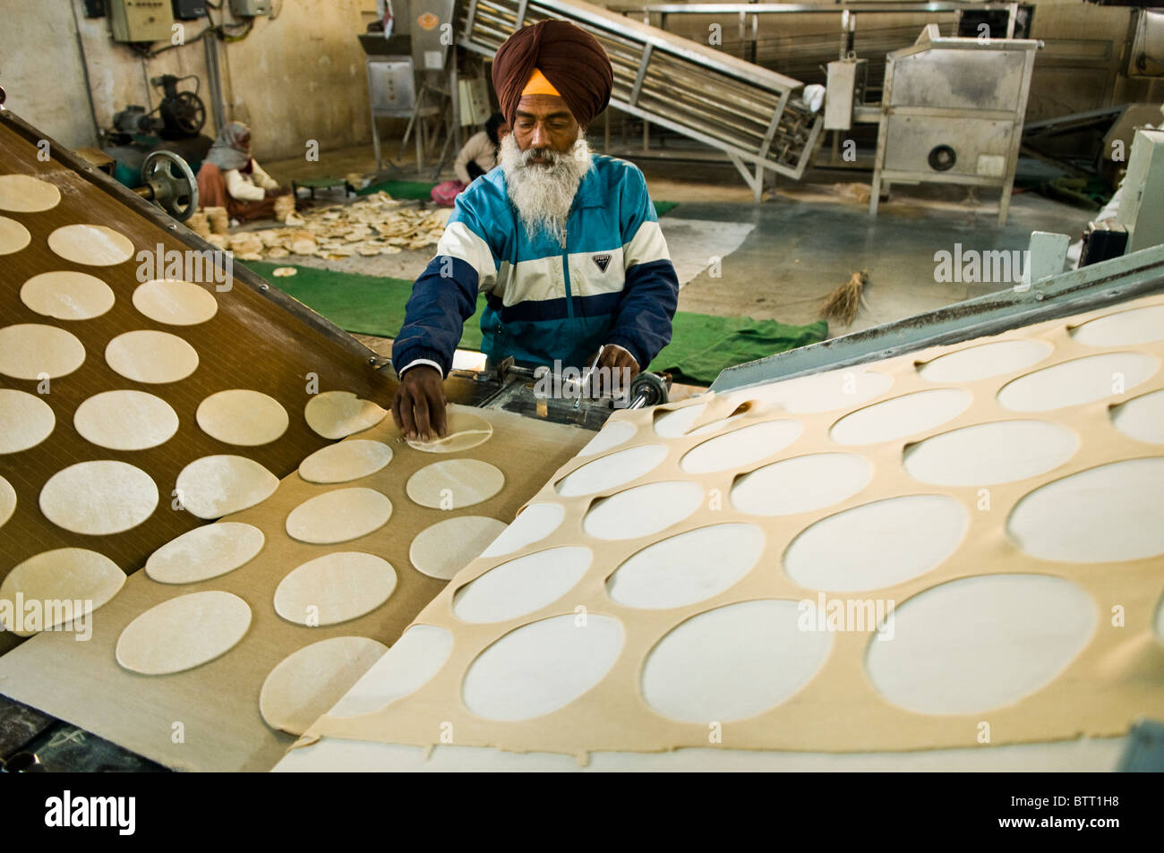 The newly installed Chapati / Pita bread maker in the golden temple,  Amritsar, India Stock Photo - Alamy