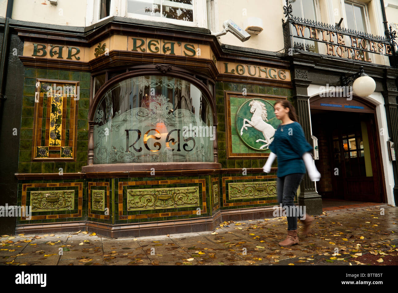The old Victorian tiled frontage and engraved window of Rea's Bar lounge Aberystwyth Wales UK Stock Photo