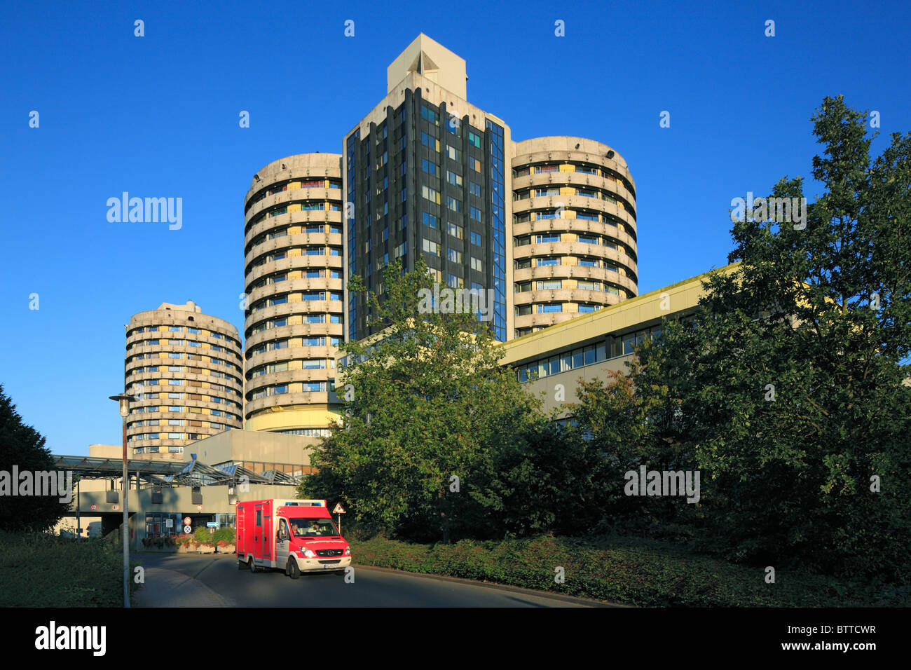 Krankenwagen vor dem Universitaetsklinikum in Muenster-Sentrup, Westfalen, Nordrhein-Westfalen Stock Photo