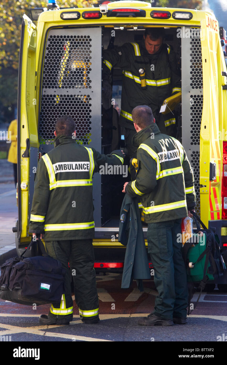 Ambulance staff hi-res stock photography and images - Alamy