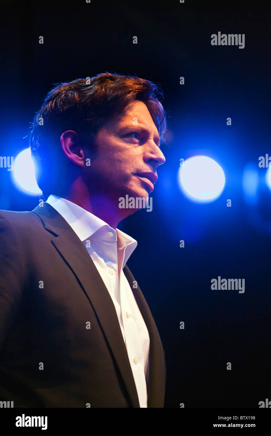 Harry connick jr singing hi-res stock photography and images - Alamy